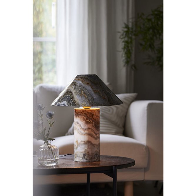 Marmurowa lampa art deco na stole